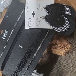 NWT 4 Chokers 1 pair of earrings